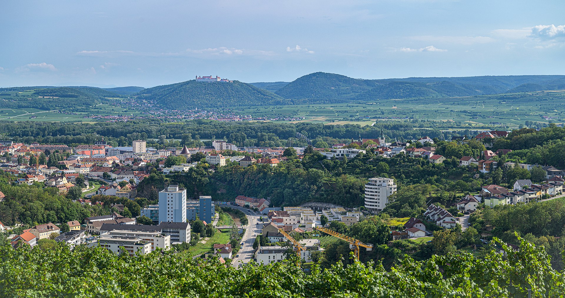 Stadt Krems an der Donau mit Wachau-Landschaft